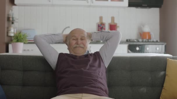 Porträt Eines Glücklichen Alten Mannes Seinem Friedlichen Zuhause Älterer Mann — Stockvideo