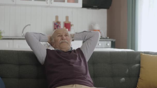 Ritratto Vecchio Felice Nella Sua Casa Pacifica Uomo Anziano Che — Video Stock