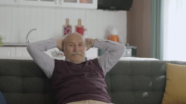 老年人忧心忡忡地坐在家里或养老院里 孤独的概念 慢动作视频 — 图库视频影像