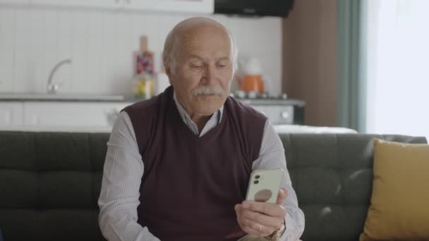Vieil Homme Compose Numéro Sur Smartphone Vieil Homme Envoie Des — Video