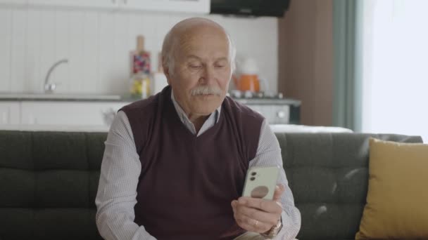 那位老人对他在手机上看到的信息很生气 这位老人正试图利用科技 阅读他在智能手机上看到的坏消息 — 图库视频影像