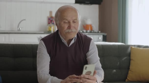 Old Man Dials Number Smartphone Old Man Sends Sms Mobile — Stock Video