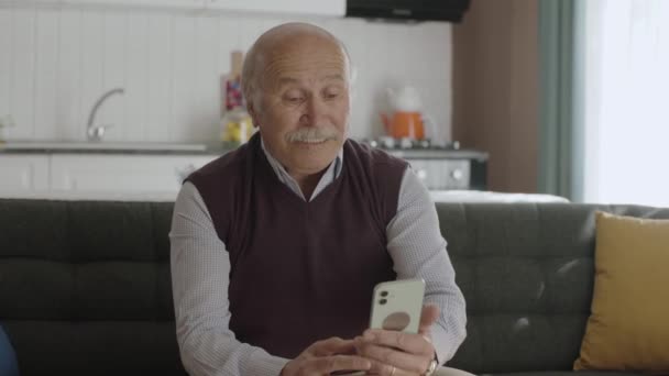 那位老人对他在手机上看到的信息很生气 这位老人正试图利用科技 阅读他在智能手机上看到的坏消息 — 图库视频影像