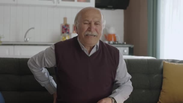 Yaşlılıkta Sırt Ağrısı Sağlık Sorunları Kavramı Oturma Odasındaki Kanepede Oturan — Stok video