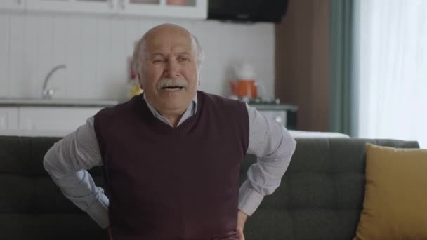 Rug Onderrug Pijn Hoge Leeftijd Gezondheidsproblemen Concept Oudere Man Zittend — Stockvideo