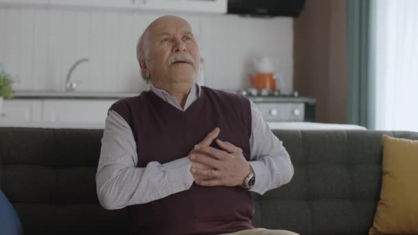 Starší Muž Bolestí Hrudi Infarkt Sedí Doma Pohovce Starší Muž — Stock video