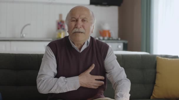 Pocit Nepohodlí Riziko Srdečního Záchvatu Starší Muž Pocit Bolesti Hrudi — Stock video