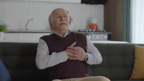 Starszy Mężczyzna Bólem Klatce Piersiowej Mający Atak Serca Siedzący Kanapie — Wideo stockowe