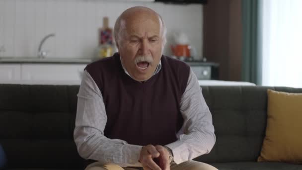 Ein Älterer Mann Mit Allergien Niest Während Hause Sessel Sitzt — Stockvideo