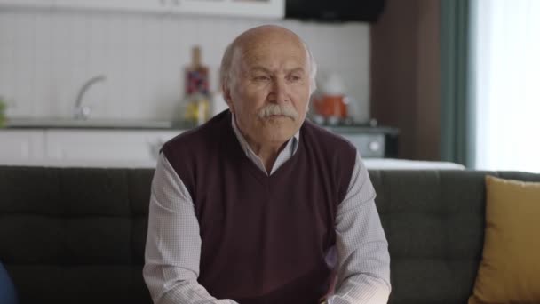 Starý Muž Bytě Cítí Svém Domě Odporný Nesnesitelný Pach Stařec — Stock video
