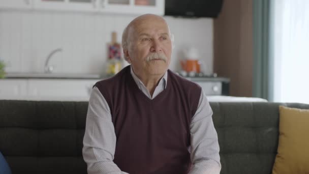 Yaşlı Bir Adam Evinde Iğrenç Dayanılmaz Bir Koku Hisseder Yaşlı — Stok video