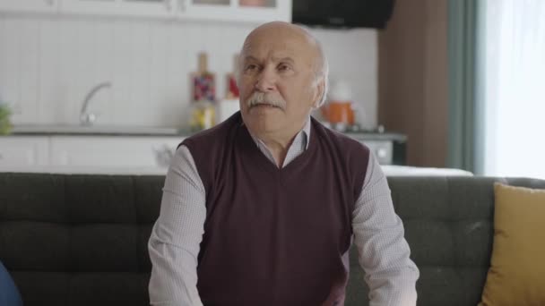 老人は家に一人で座って人生だけを考えて幸せな80歳の老人 — ストック動画