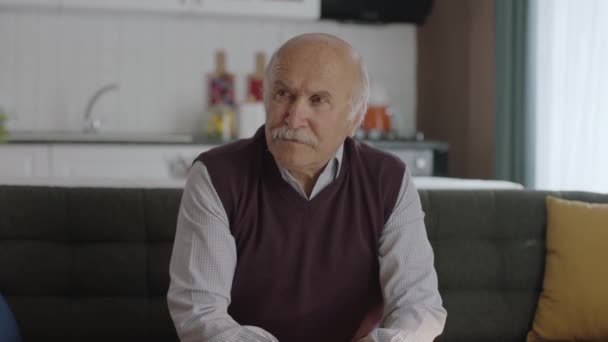 忧心忡忡 忧心忡忡 80多岁的老人一个人坐在家里 独自思考着生活 忧心忡忡的老年有健康问题的老人感到孤独 老年病 保健概念 — 图库视频影像