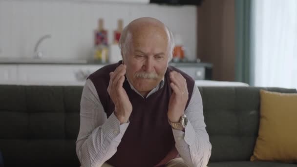 Пожилой Человек Страдает Головной Болью Массируя Свои Тампли Уставший Мужчина — стоковое видео