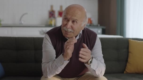 Портрет Пожилого Пожилого Мужчины Сидящего Дома Диване — стоковое видео