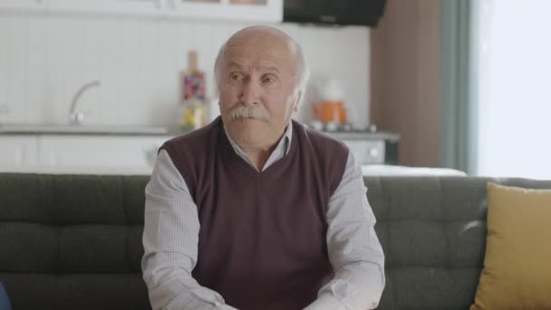Geçmiş Anılara Özlem Duyan Üzgün Yaşlı Bir Adam Yalnız Terk — Stok video