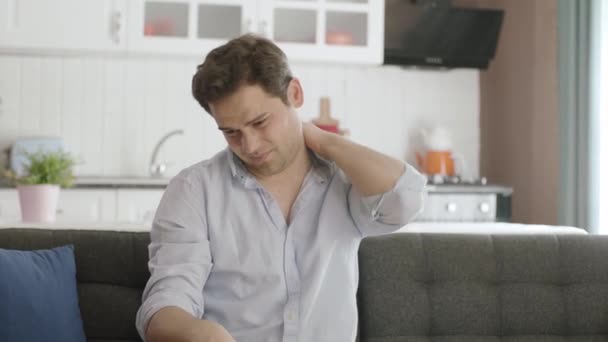 Hombre Joven Estresado Poco Saludable Que Sufre Dolor Las Articulaciones — Vídeo de stock