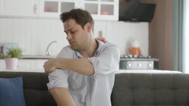 Junger Mann Sitzt Hause Und Leidet Unter Starken Schmerzen Schulter — Stockvideo