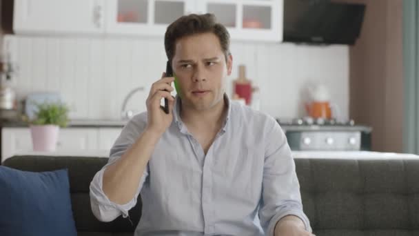Oturma Odasında Cep Telefonuyla Konuşan Genç Bir Adam Nternet Üzerinden — Stok video