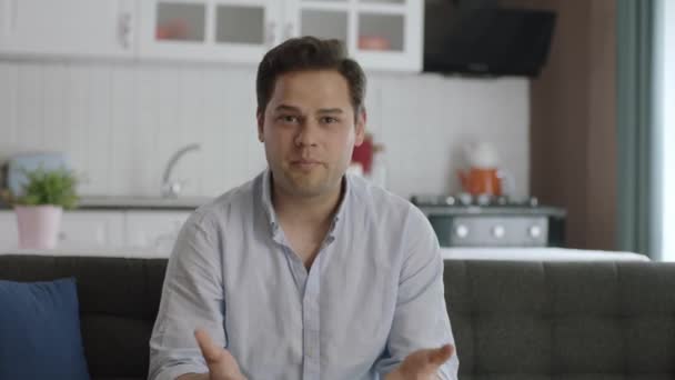 Mladý Muž Mluví Svými Přáteli Kamerou Přední Pohled Muže Sedícího — Stock video