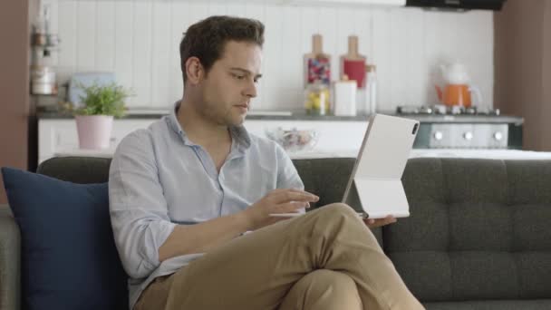 Evde Dijital Tablet Bilgisayar Kullanan Serbest Yazar Evde Çalışıyor Sohbet — Stok video