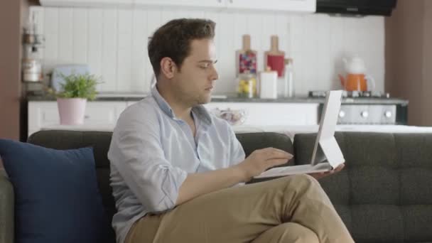 Freelancer Usando Tablet Digital Casa Trabalhar Casa Conversar Compartilhar Navegar — Vídeo de Stock