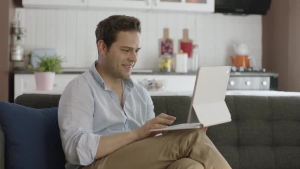 Tablet Bilgisayarda Çalışan Gülümseyen Genç Adam Şaşırmış Tablet Bilgisayar Ekranını — Stok video