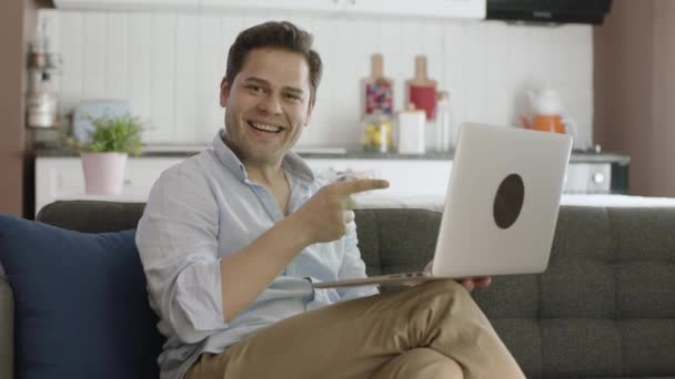 Online Boeken Service App Promotie Reclame Concept Glimlachende Gelukkige Jongeman — Stockvideo