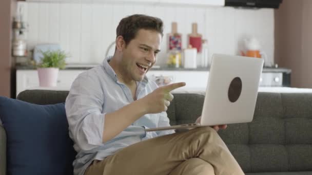 Online Bokningstjänst App Marknadsföring Och Reklam Koncept Smiling Glad Ung — Stockvideo