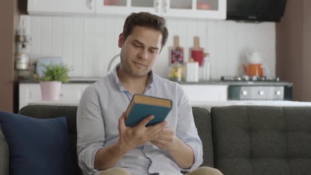 Eski Bir Roman Kitabı Okuyan Genç Bir Adam Adam Okumayı — Stok video