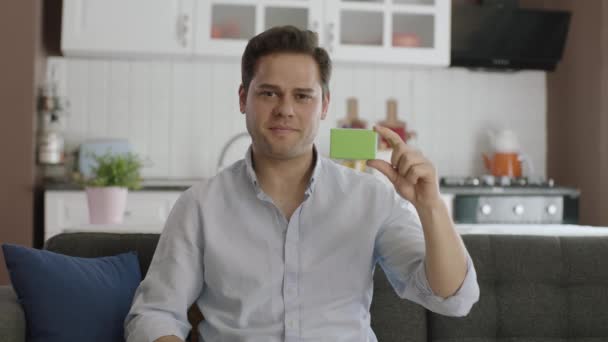 Jonge Blanke Knappe Man Die Iets Groens Vasthoudt Een Product — Stockvideo