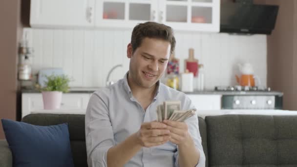 Mladý Muž Velmi Spokojen Svými Penězi Doma Vítězství Online Loterii — Stock video