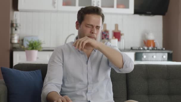 Jovem Com Sintomas Frios Alérgicos Sentado Sofá Casa Espirrando Retrato — Vídeo de Stock