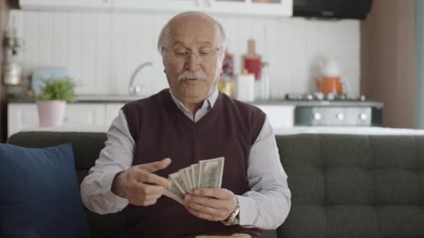 Szczęśliwy Staruszek Bardzo Zadowolony Swoich Pieniędzy Wygranie Losowania Loterii Online — Wideo stockowe