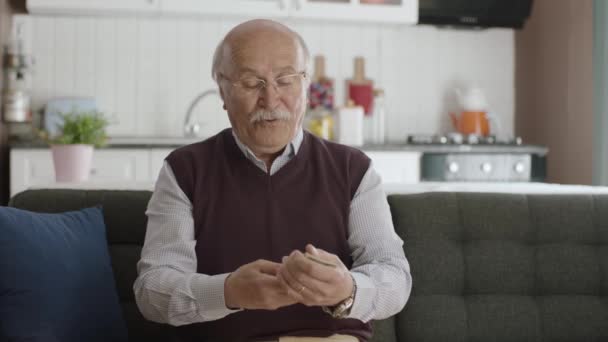 Gelukkige Oude Man Erg Blij Met Zijn Geld Het Winnen — Stockvideo