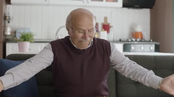 老人は一人で家で楽しんでいる 拍手で幸せになろうとしている 古来の孤独の概念 — ストック動画