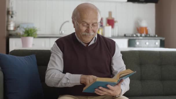 Old Man Reading Book His Peaceful Home Enjoying His Free — Stock Video