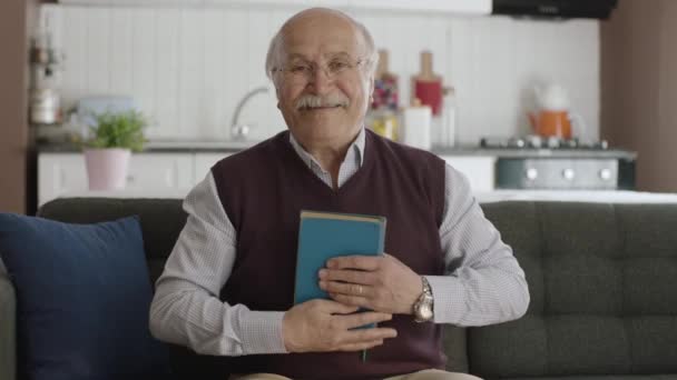 Een Oude Man Die Een Oud Boek Leest Oude Seniorenman — Stockvideo