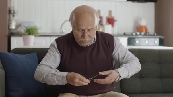 Anciano Que Corta Las Uñas Anciano Sentado Sillón Casa Corta — Vídeos de Stock