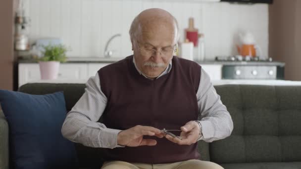 Anciano Que Corta Las Uñas Anciano Sentado Sillón Casa Corta — Vídeos de Stock