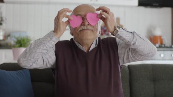 Video Eines Glücklichen Alten Mannes Der Mit Zwei Papierherzen Seinen — Stockvideo
