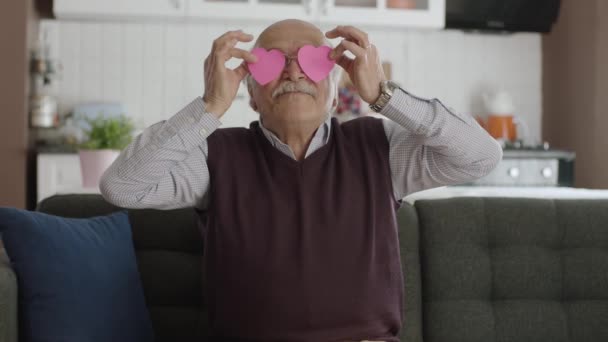 Видео Счастливого Старика Играющего Двумя Бумажными Сердцами Глазах Старик Танцует — стоковое видео