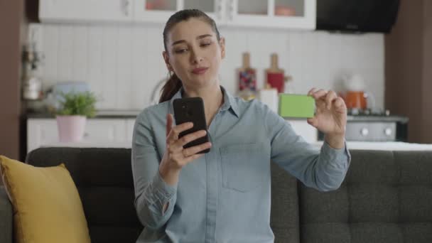 Vrouw Met Smartphone Groene Doos Haar Bank Die Een Product — Stockvideo