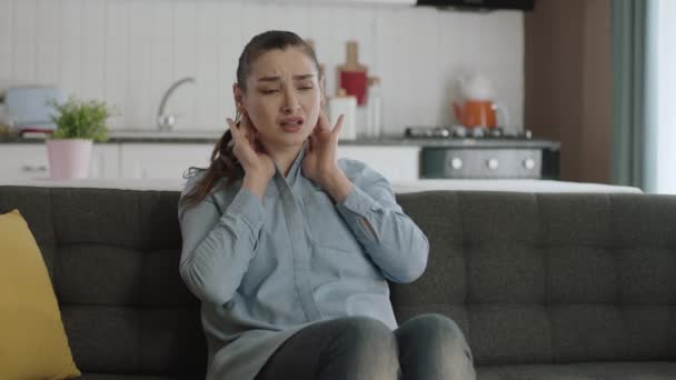 여성은 머리와 마사지 통증으로 고통받는 여성의 편두통 혈압때문에 — 비디오