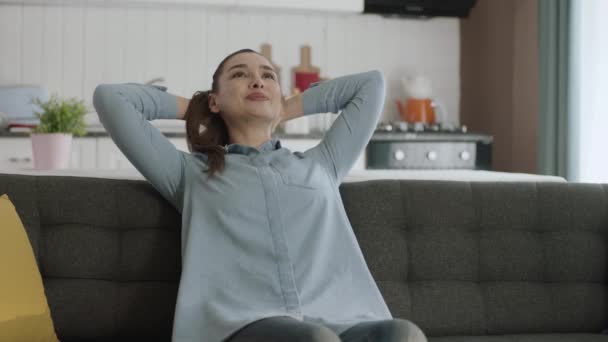 Békés Fiatal Pihen Csendes Otthonában Szünetet Tart Otthon Stresszes Nap — Stock videók