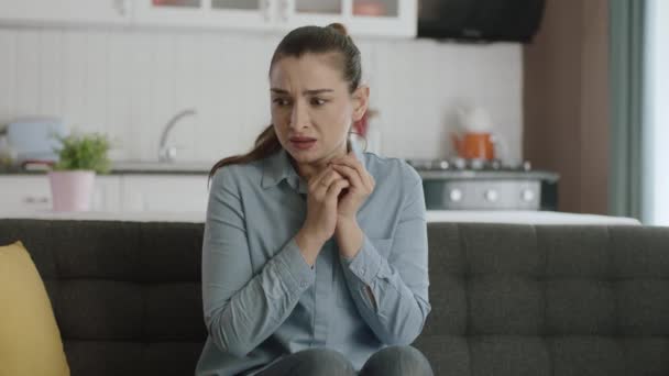 Mujer Nerviosa Siente Pánico Muerde Las Uñas Siente Ansiosa Temerosa — Vídeo de stock