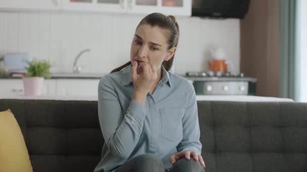 Mujer Nerviosa Sintiendo Pánico Mordiéndose Las Uñas Sintiéndose Ansiosa Confundida — Vídeos de Stock