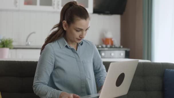 Ung Kvinna Som Arbetar Laptop Soffan Hemma Användning Teknik Affärskvinna — Stockvideo