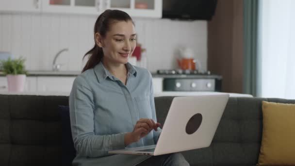Jovem Mulher Trabalhando Laptop Sofá Casa Uso Nova Tecnologia Freelancer — Vídeo de Stock