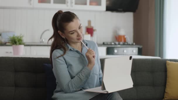 Jonge Vrouw Werkt Aan Nieuwe Generatie Tablet Computer Bank Thuis — Stockvideo